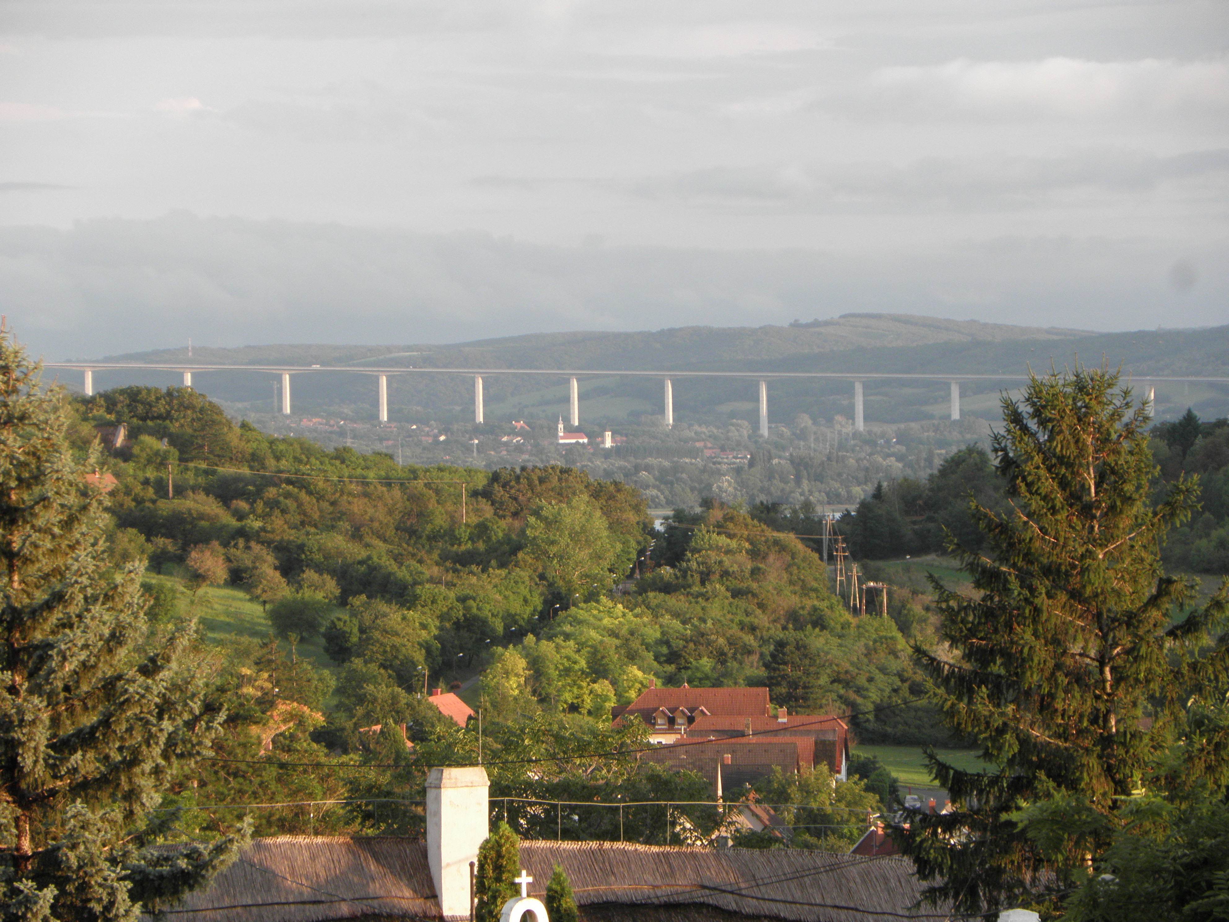 Völgy híd az Apátság előtti térről