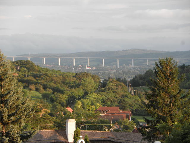 Völgy híd az Apátság előtti térről